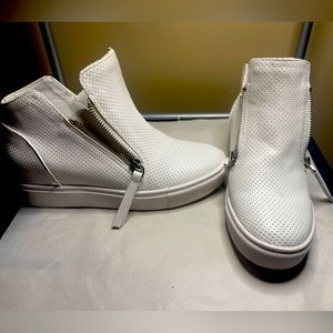 5.5 Steve Madden White Caliber Wedge leather Flocked Sneakers